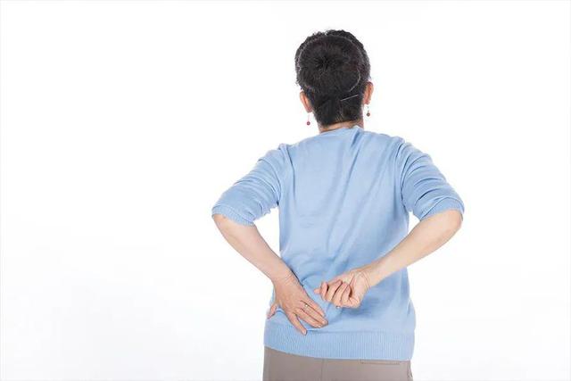 上了年纪驼背、变矮,小心这种疾病